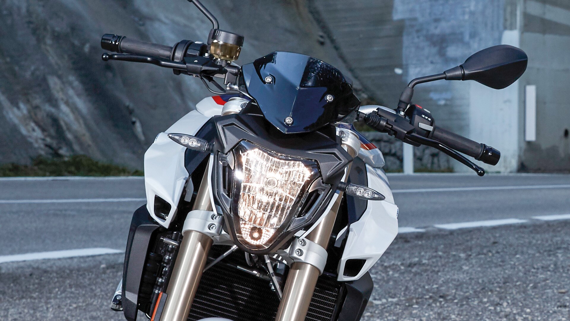 F 800 R distinctive front
