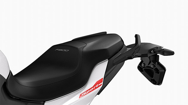 We see the seat of the F 900 R. It adapts to all riders thanks to the six seat heights.