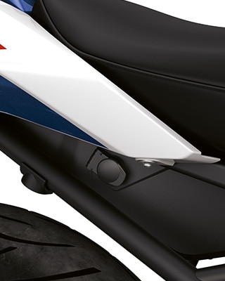 12 V charging socket at the rear of the R 1250 RS