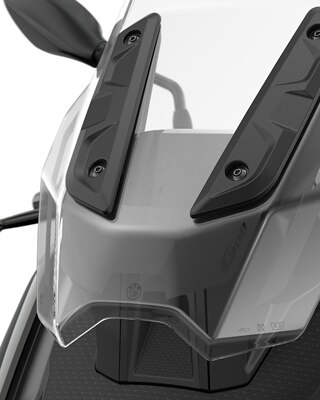 We see the windscreen of the C 400 X.