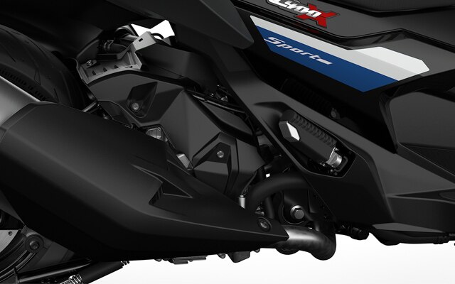 We see the single-cylinder combustion engine of the C 400 X.