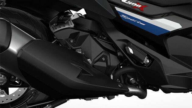 We see the single-cylinder combustion engine of the C 400 X.